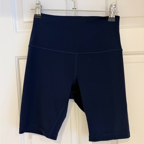 Lululemon navy biker short size 4 perfect condition - Picture 2 of 2